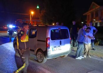 Bursa'da hafif ticari araç kaldırıma çarptı: 1 yaralı