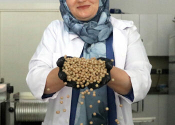Açtığı iş yerinde yöresel yemekler yapıp 3 kızını üniversitede okutuyor
