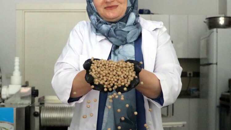 Açtığı iş yerinde yöresel yemekler yapıp 3 kızını üniversitede okutuyor