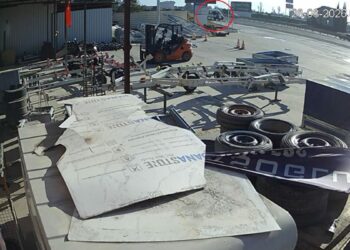 Minibüsün çarptığı motosikletteki 2 kişi yaralandı; kaza kamerada
