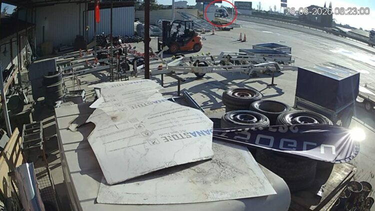 Minibüsün çarptığı motosikletteki 2 kişi yaralandı; kaza kamerada