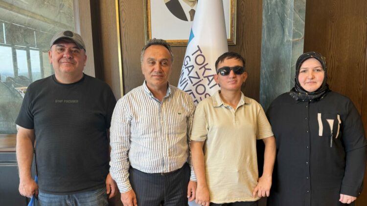 Türkiye 378’incisi olan görme engelli Taha, özel eğitim öğretmenliğini seçti