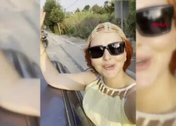 Meme kanserini yendi, aynı hastalığı atlatan annesiyle konvoyla şehir turu attı