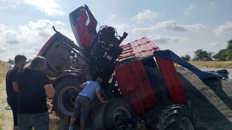 Edirne’de traktör devrildi; 1’i ağır, 2 yaralı