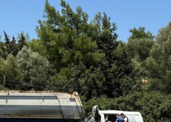 TIR'a arkadan çarpan minibüsün sürücüsü öldü