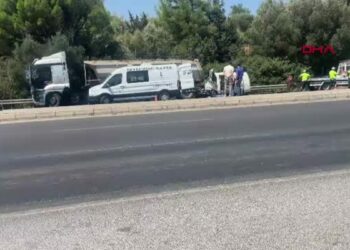 TIR'a çarpan minibüsün sürücüsü hayatını kaybetti