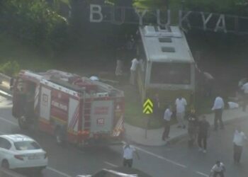 Zeytinburnu’nda İETT otobüsü sitenin bahçe duvarına çarptı; yaralılar var