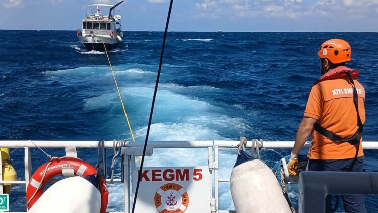 İstanbul Boğazı'nda makine arızası nedeniyle sürüklenen tekne kurtarıldı