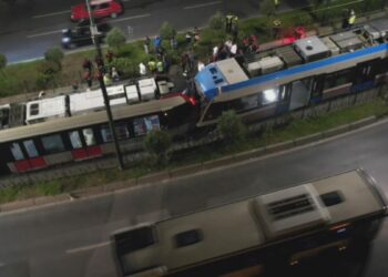 Zeytinburnu'nda iki tramvay çarpıştı: 9 yaralı / HAVADAN GÖRÜNTÜ