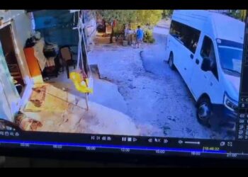 Minibüsle geri manevra yaparken oğlunun ölümüne neden oldu