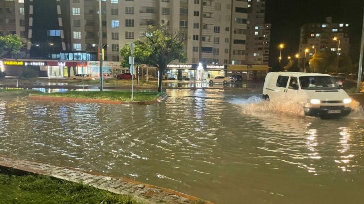 Kayseri'de sağanak sele dönüştü; yollar göle döndü