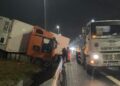 Çekmeköy'de yağış nedeniyle kayganlaşan yolda TIR bariyere çarptı