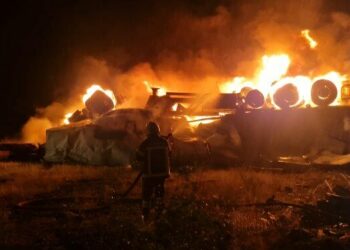 Çorum'da devrilen TIR alev aldı