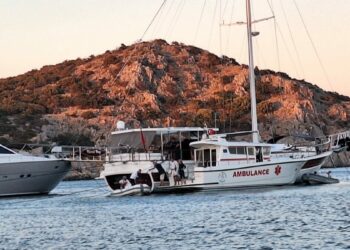 Akvaryum Koyu’nda yaralanan genç, deniz ambulansıyla kurtarıldı