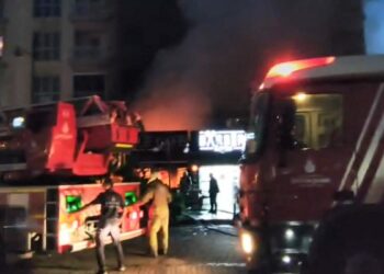 Esenyurt'ta kafe alev alev yandı