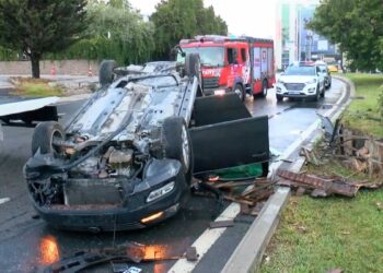 Ataşehir’de otomobil kaldırıma çarpıp takla attı: 2 yaralı