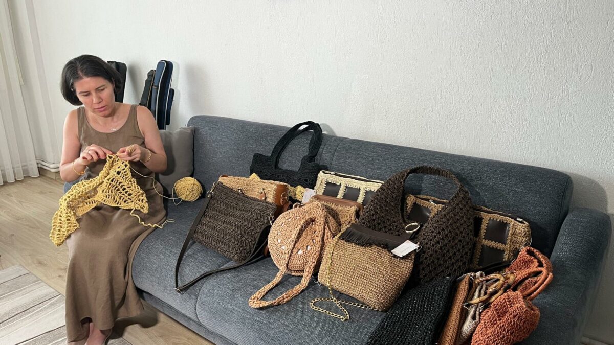 Görme engeline rağmen rengarenk çantalar örüyor