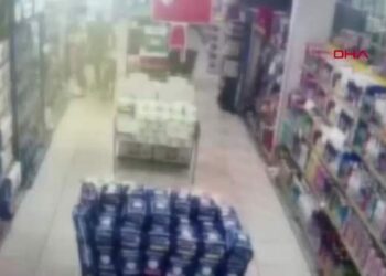 Marketten sigara hırsızlığı kamerada