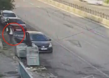 Beyoğlu’nda aracında uyuyan kişinin cep telefonunu çalan hırsız yakalandı