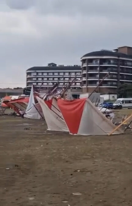 Arsuz’da Gastro Fest alanı fırtınada zarar gördü: Çadırlar uçtu, ekipmanlar hasar aldı