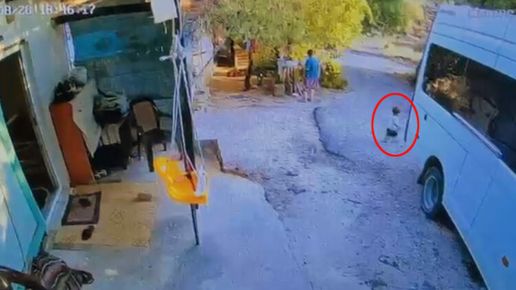 Babasının kullandığı minibüsün altında kalan Yakup Emir’in cenazesi toprağa verildi