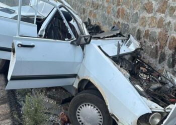 2 otomobil kafa kafaya çarpıştı: 1 ölü, 2 yaralı