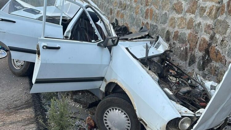 2 otomobil kafa kafaya çarpıştı: 1 ölü, 2 yaralı