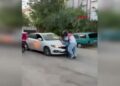 Yol verme tartışmasında motokurye, otomobil sürücüsünü kaputa yatırıp defalarca yumrukladı
