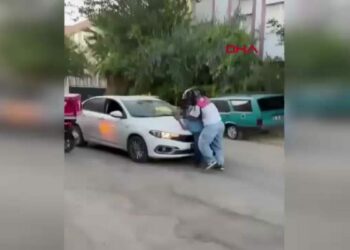Yol verme tartışmasında motokurye, otomobil sürücüsünü kaputa yatırıp defalarca yumrukladı