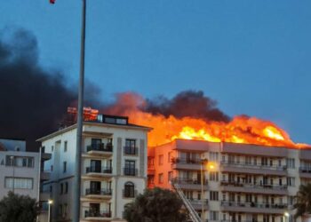 Apartmanın çatısı yandı