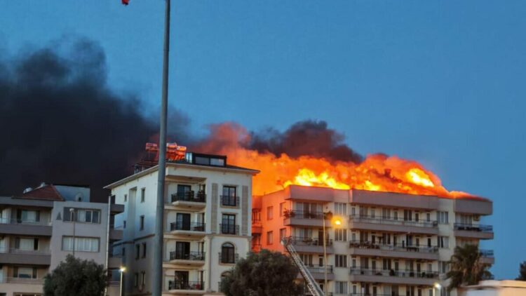 Apartmanın çatısı yandı