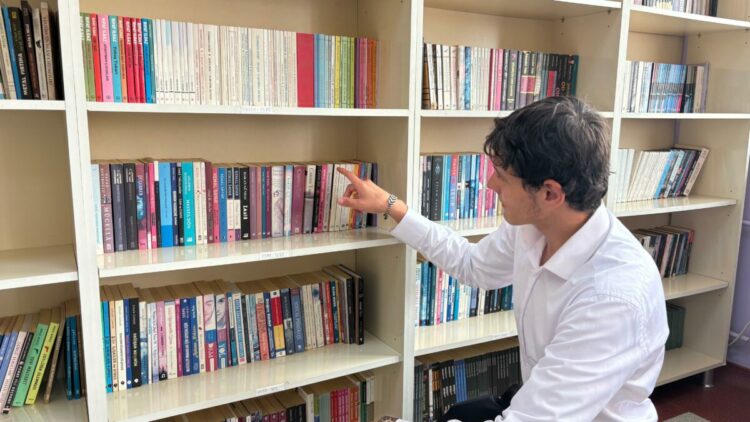 Gülfidan öğretmen, okuluna 5 bin 500 kitaplık modern kütüphane kazandırdı