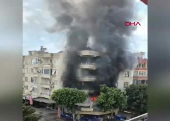 Alanya'da 4 katlı binadaki yangında 3 çocuk dumandan etkilendi