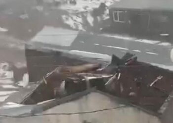 Çıldır’daki fırtınada 28 yapı hasar gördü