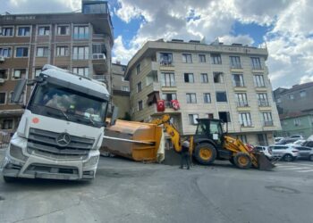 Kağıthane’de hafriyat kamyonunun damperi park halindeki aracın üzerine devrildi