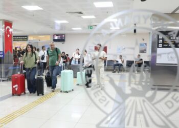 Tahran arasında ilk uçuş gerçekleşti; İranlı turistler çiçeklerle karşılandı