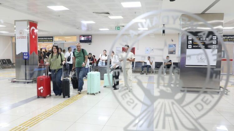Tahran arasında ilk uçuş gerçekleşti; İranlı turistler çiçeklerle karşılandı