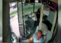 Ambulans ve özel halk otobüsü şoförlerinin kavgası kamerada