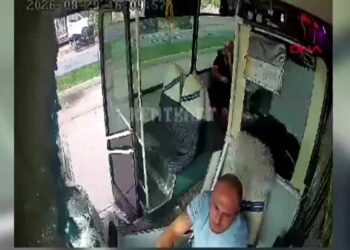 Ambulans ve özel halk otobüsü şoförlerinin kavgası kamerada