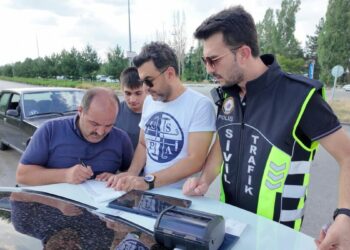 Uygulamadan çağırdığı korsan taksiciyi yakalattı, kendisine de ceza yazıldı