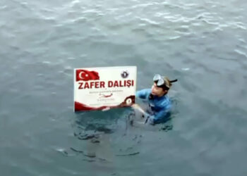 Şahika Ercümen, Karamağara Koyu'nda 'Zafer Dalışı' yaptı