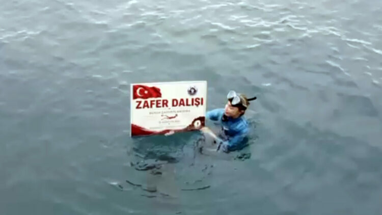 Şahika Ercümen, Karamağara Koyu'nda 'Zafer Dalışı' yaptı