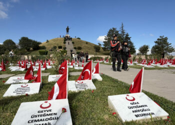 Dumlupınar Şehitliği'ne ziyaretçi akını