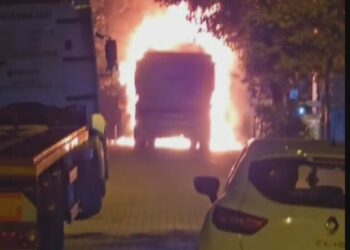 Sultangazi'de hafriyat kamyonunda çıkan yangın söndürüldü