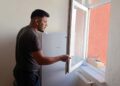 Evinin penceresine yuva yapan kumruya gözü gibi bakıyor