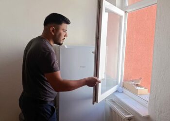 Evinin penceresine yuva yapan kumruya gözü gibi bakıyor