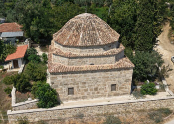 Perge’nin antik taşları, 200 yıllık caminin duvarlarında