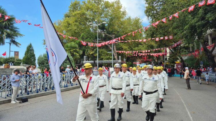 Zonguldak'ta madencilerden Zafer Bayramı yürüyüşü