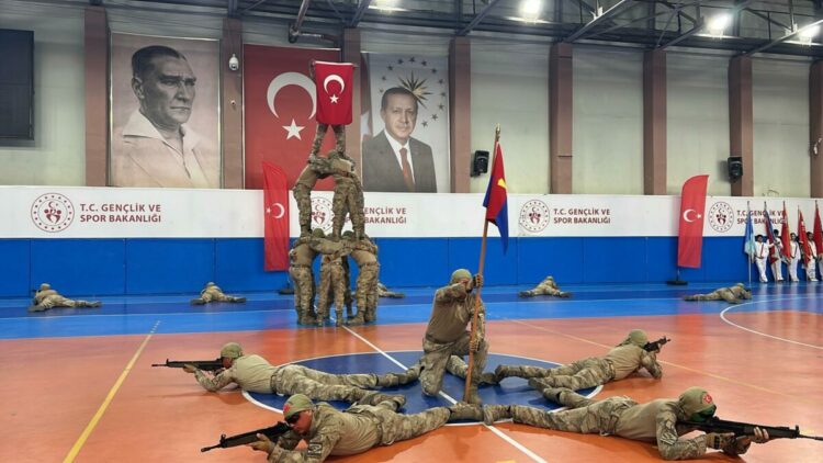 Nevşehir’de Zafer Bayramı coşkusu; eğitimli köpek Nefes'in gösterisi ilgiyle izlendi
