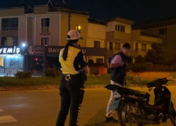 Ehliyetsiz motosikletli 92 bin TL’lik cezayı duyunca ‘Kolay gelsin’ deyip, yaya olarak uzaklaştı
